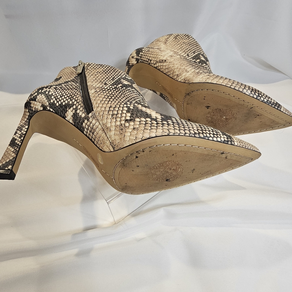 Vince Camuto VC-Sestrind Ankle Bootie - Picture 8 of 9